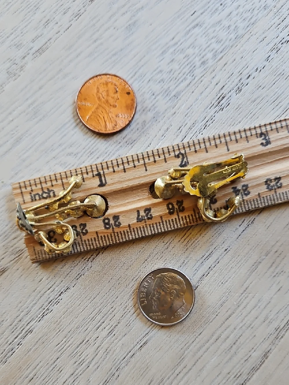 Green Rhinestone Cluster Vintage Clip-On Earrings Gold Tone Made In Austria - Picture 4 of 5